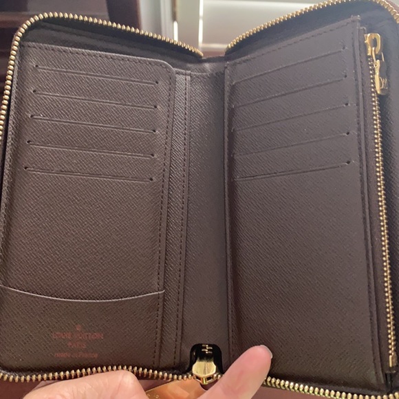 SOLD Authentic Louis Vuitton Zippy Compact Wallet - Picture 4 of 10